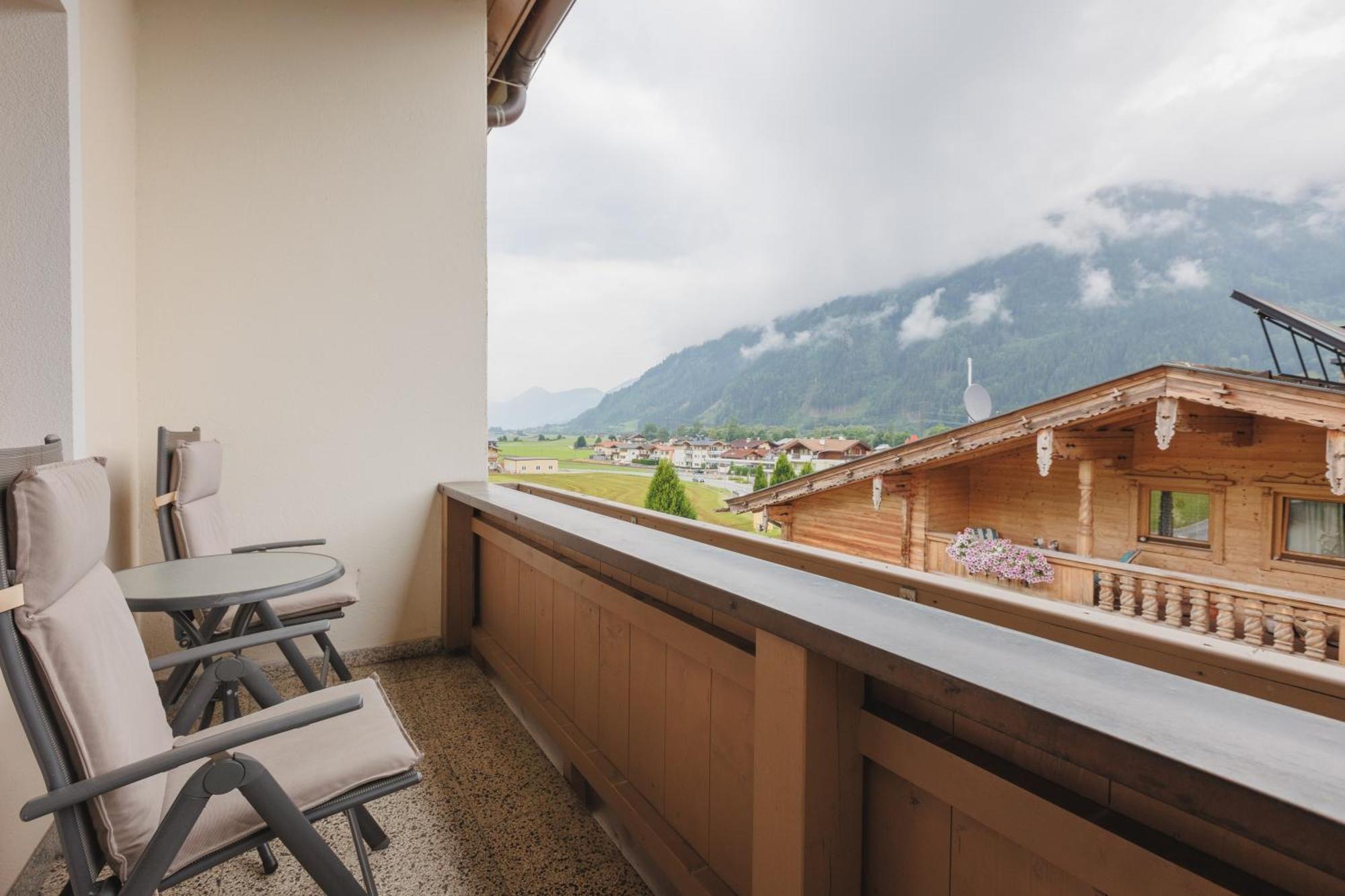 Hin&Weg Das Aparthotel Ried im Zillertal Exterior photo