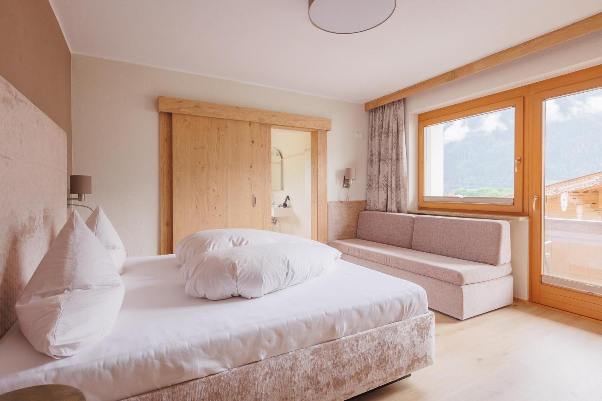 Hin&Weg Das Aparthotel Ried im Zillertal Exterior photo