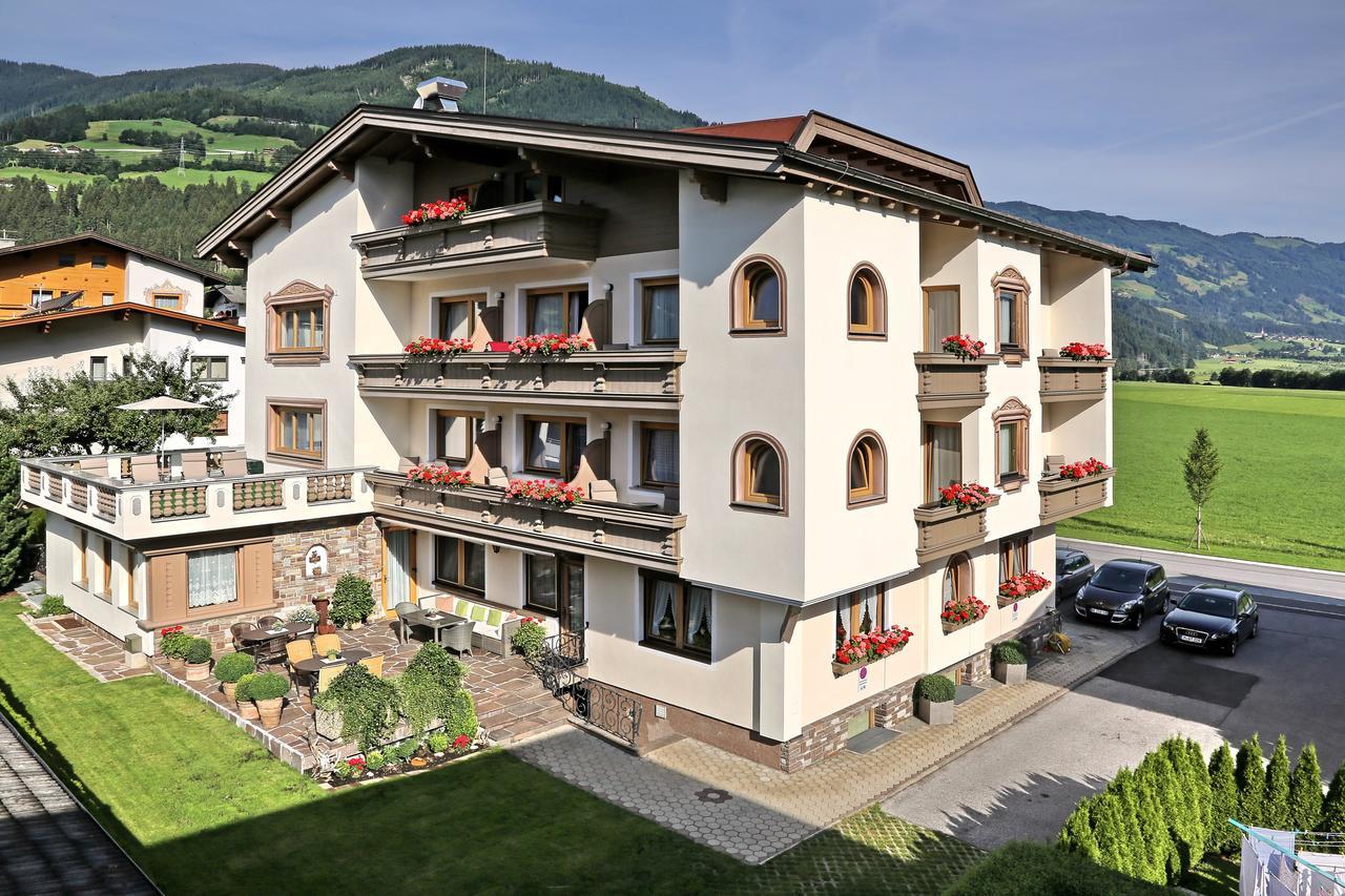 Hin&Weg Das Aparthotel Ried im Zillertal Exterior photo